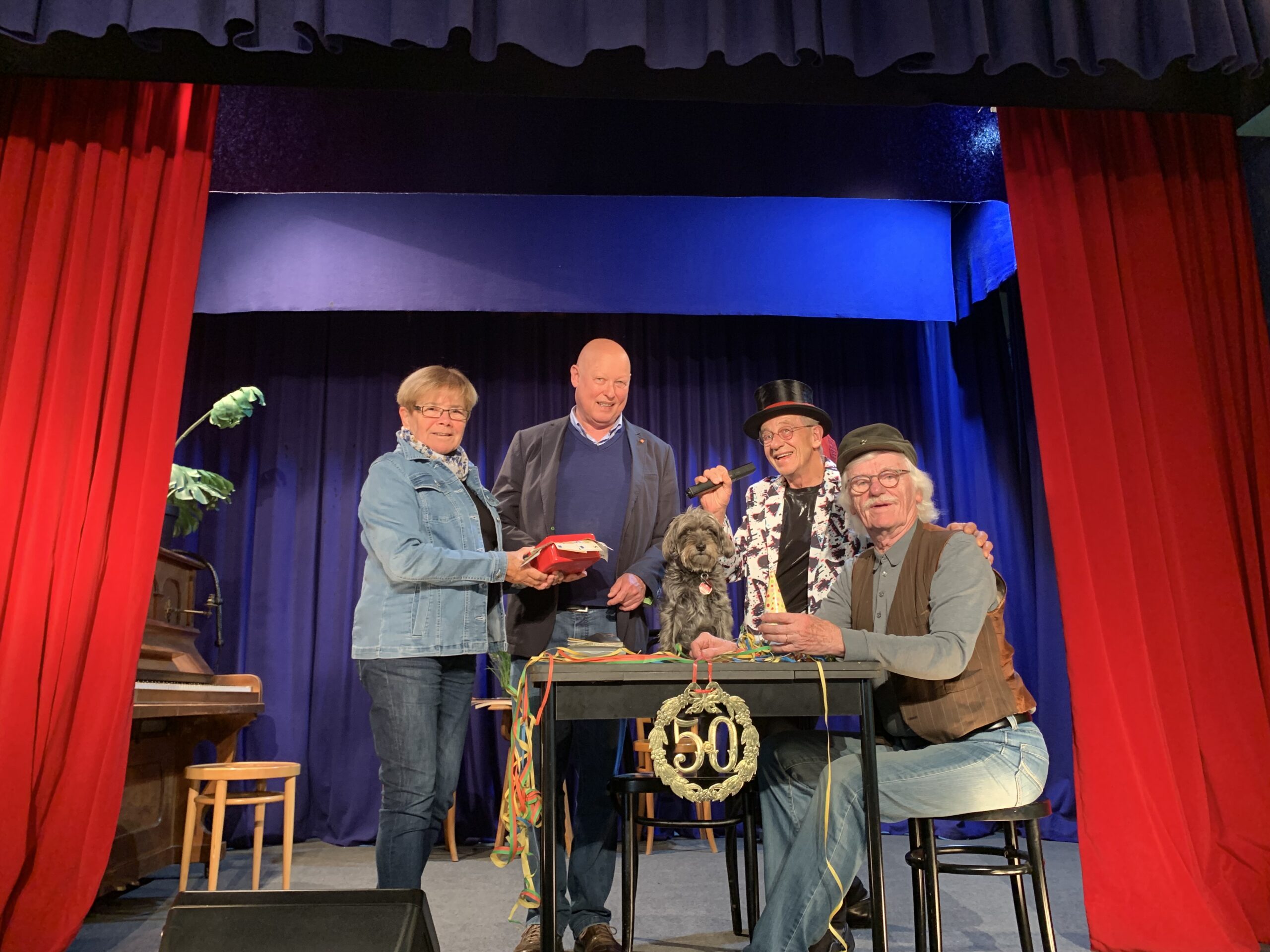 Die Spendenübergabe im Schwarzberg Theater: v.l. Renate Alter, Wolfgang Schrammel, Max Alter, Bernd Köhler und Bühnenhund Emma